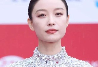 北影节开幕雨中红毯，倪妮李梦湿身显狼狈