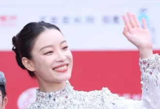北影节开幕雨中红毯，倪妮李梦湿身显狼狈