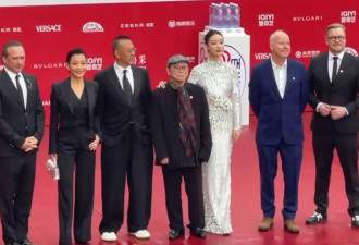 北影节开幕式看点：陈建斌蒋勤勤上演手势杀，黄奕披肩一打开“哇”声一片