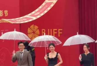 北影节开幕式看点：陈建斌蒋勤勤上演手势杀，黄奕披肩一打开“哇”声一片