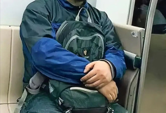 窦唯被拍剃光头打篮球,55岁老态尽显,前妻似少女