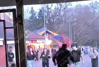 社媒疯传：乌克兰少年围殴征兵官画面曝