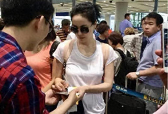 55岁王菲是怎么保持这么年轻的？机场现身似少女