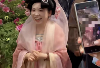 邓亚萍穿华美汉服赏牡丹 浓妆艳抹与花比美