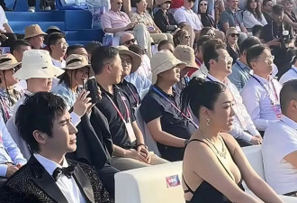 54岁钟丽缇太自信，穿深V裙秀丰满身材，张伦硕踩增高鞋一脸苦闷