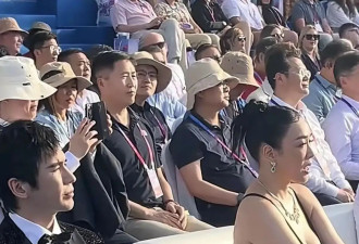 54岁钟丽缇太自信，穿深V裙秀丰满身材，张伦硕踩增高鞋一脸苦闷
