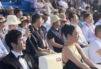 54岁钟丽缇太自信，穿深V裙秀丰满身材，张伦硕踩增高鞋一脸苦闷