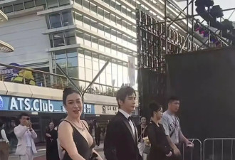 54岁钟丽缇太自信，穿深V裙秀丰满身材，张伦硕踩增高鞋一脸苦闷