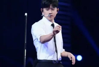 张杰开演唱会太投入 竟用话筒将自己的牙磕碎了！