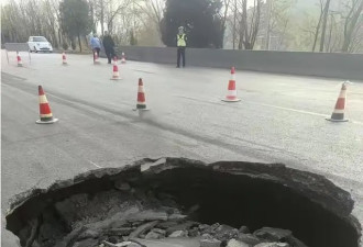 路面凌晨突陷直径4米大坑,司机车毁人亡,不知谁管