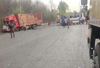 路面凌晨突陷直径4米大坑,司机车毁人亡,不知谁管