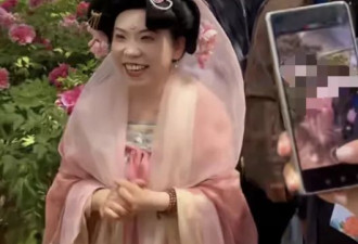 邓亚萍穿华美汉服赏牡丹 浓妆艳抹与花比美