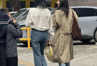 45岁高圆圆佛山街头被拍，穿风衣搭百元帆布包，不仅不土气反而贵气又高级!