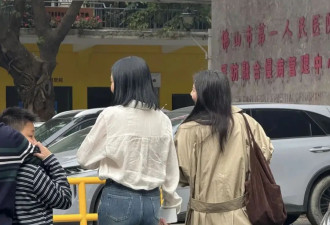 45岁高圆圆佛山街头被拍，穿风衣搭百元帆布包，不仅不土气反而贵气又高级!