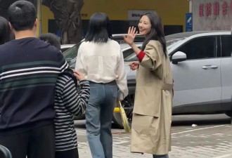 45岁高圆圆佛山街头被拍，穿风衣搭百元帆布包，不仅不土气反而贵气又高级!