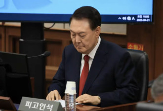 尹锡悦受审现场曝光：紧闭双唇，眼睛直视前方