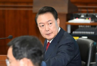 尹锡悦受审现场曝光：紧闭双唇，眼睛直视前方
