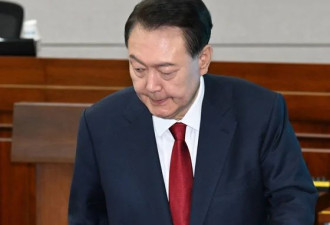 尹锡悦受审现场曝光：紧闭双唇，眼睛直视前方