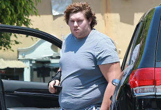 施瓦辛格27岁儿子外出被拍，减肥前后判若两人