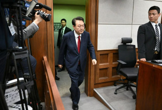 尹锡悦再出庭应讯 列被告席场面首度公开