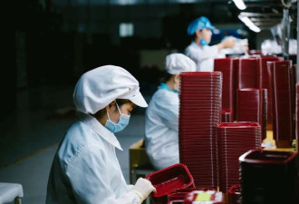层层克扣工资 学校中介联手分成 早该刹车了