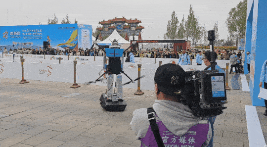 还有瘫痪的，这届机器人马拉松把我看傻了