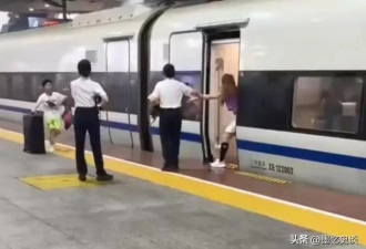 朋友还没上 女子“伸腿拦高铁” 官方介入 女子身份被扒
