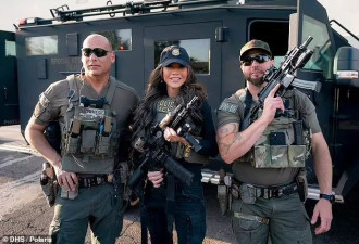 特朗普的“芭比部长”遭抢劫，连徽章护照都丢了！