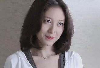 她是靳东"亲妹妹",出道25年零绯闻,跟女儿同台演戏