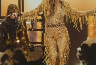詹妮弗·洛佩兹在沙特表演不得不“遮肉”