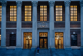 哈佛大学起诉特朗普政府：精英高校总统之争升级