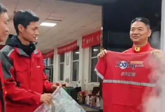 刘强东送餐后敬酒来者不拒 承诺5险1金 退休月领5000