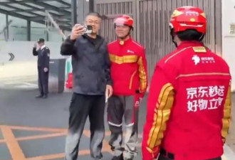 刘强东送餐后敬酒来者不拒 承诺5险1金 退休月领5000