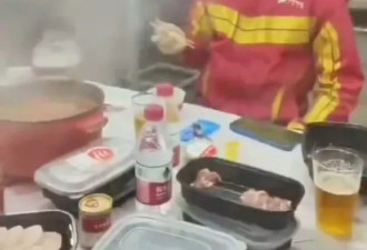 刘强东送餐后敬酒来者不拒 承诺5险1金 退休月领5000