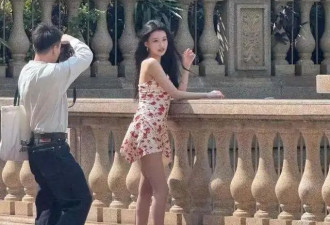 31岁孙怡现身佛山拍大片，穿碎花抹胸短裙纯欲又甜美，高颜值谁娶谁幸福