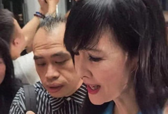 57岁周慧敏在佛山 走路一瘸一拐瘦得像纸片人