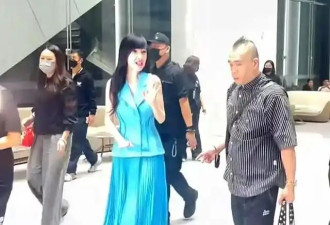 57岁周慧敏在佛山 走路一瘸一拐瘦得像纸片人