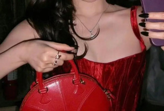 被“东北宁王”的红裙穿搭惊艳了！搭配欧美妆容和复古卷发，巨美