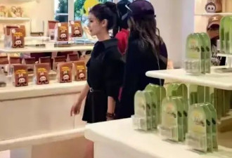 大S女儿回北京首露面，戴鸭舌帽长发及腰....