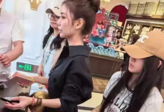 大S女儿回北京首露面，戴鸭舌帽长发及腰....