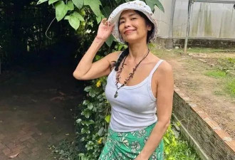 61岁韦唯晒美照，吊带搭绿花裙状态惊艳