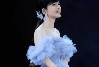周慧敏佛山西站翻车！牙齿黄不齐，冻龄神话破灭？