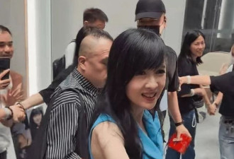 周慧敏佛山西站翻车！牙齿黄不齐，冻龄神话破灭？