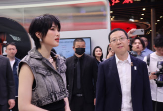 华为二公主姚安上海车展亮相 现场一片骚动