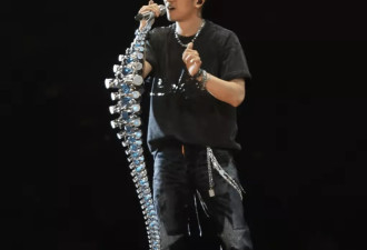 王菲现身谢霆锋演唱会！55岁的年纪看起来像30