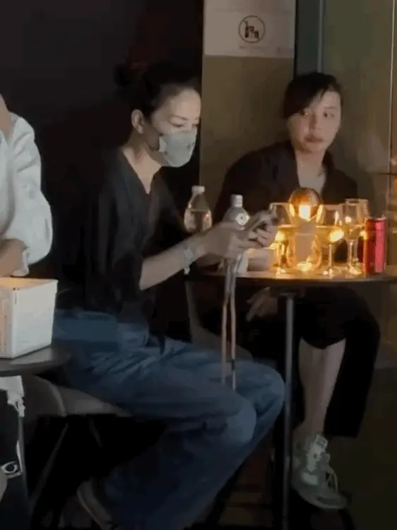 王菲惊喜现身男友谢霆锋演唱会！戴口罩穿搭休闲很低调