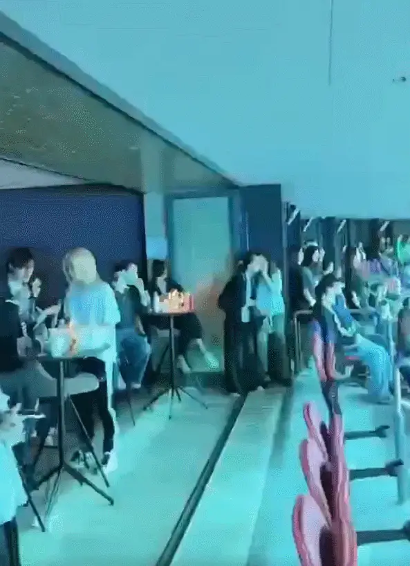 王菲惊喜现身男友谢霆锋演唱会！戴口罩穿搭休闲很低调