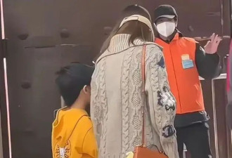 35岁杨颖带儿子山西游玩被拍，穿针织开衫搭牛仔裤低调又时髦，7岁小海绵很帅气！
