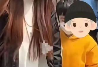 35岁杨颖带儿子山西游玩被拍，穿针织开衫搭牛仔裤低调又时髦，7岁小海绵很帅气！