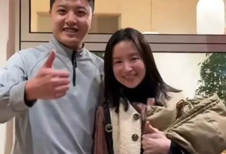 44岁董洁大连聚餐被偶遇，依偎在男友人肩膀满脸娇俏，素颜出镜嫩的像20多岁！